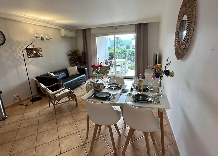 Les Pins Bleus By Interhome Daire